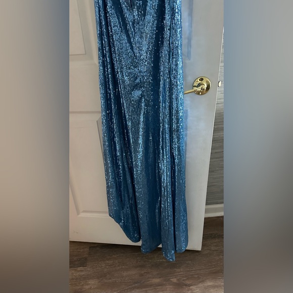 GORGEOUS- Sequin Butterfly Applique V-Neck Lace Up Back Cutout Gown - NWT - Picture 4 of 8